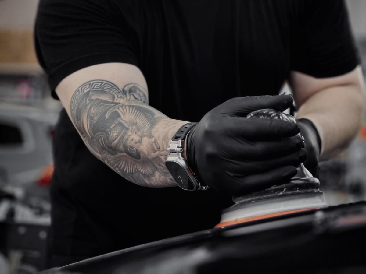 Pinnoitettu auto hallissa